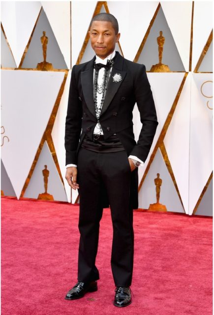 The only thing I hate about this look is those necklaces, but Pharrell can do no harm when it comes to fashion. 
